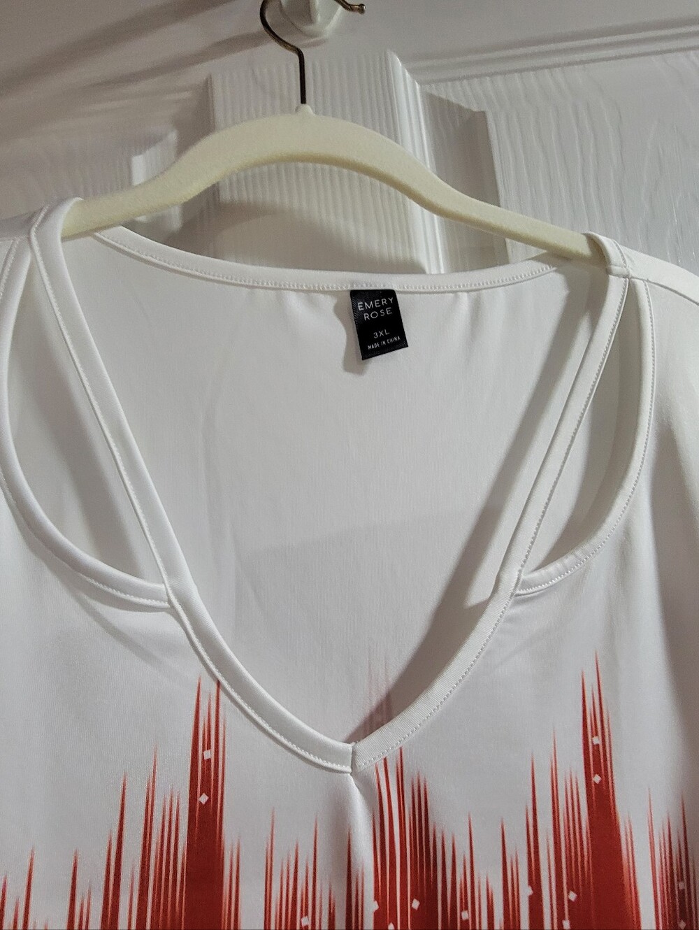 Like New- Emery Rose 3XL White and Red Graphic V-Neck Top - Picture 3 of 4
